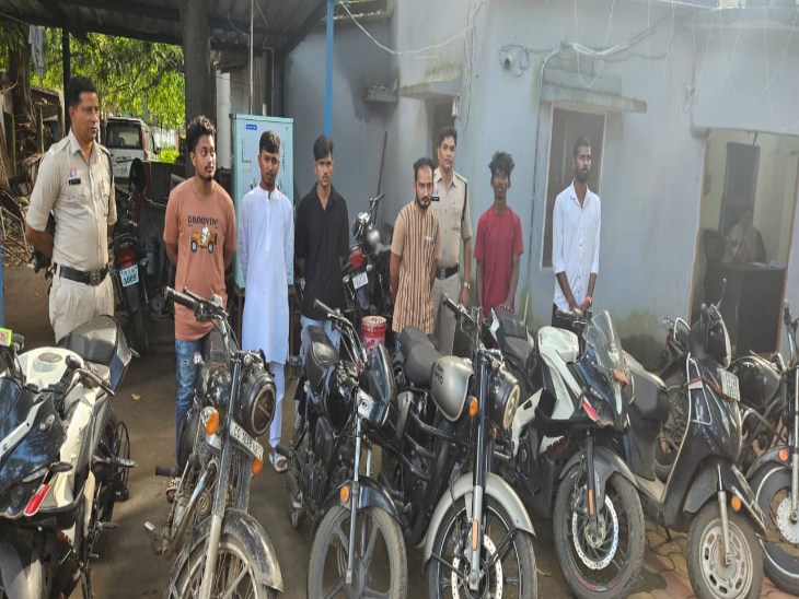 पुलिस ने बाइक जब्त कर लिया है और सभी के खिलाफ वैधानिक कार्रवाई की गई है।
