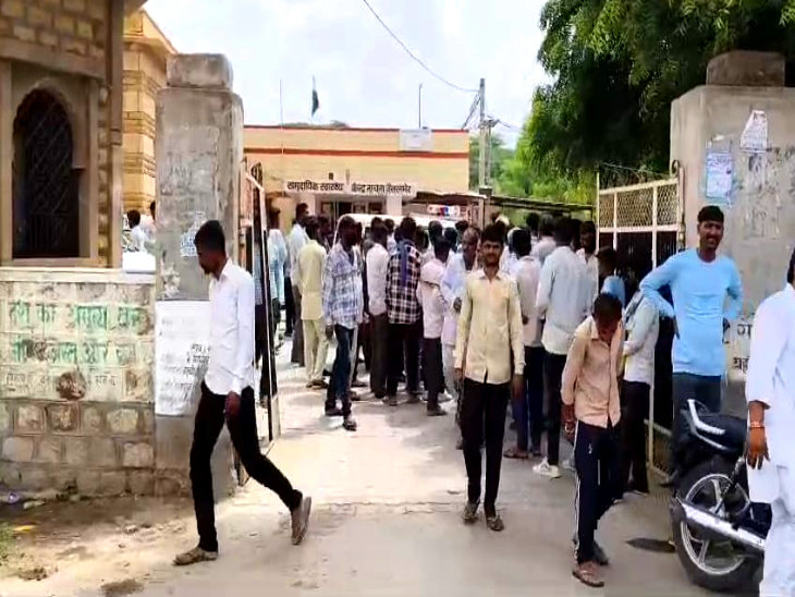 नाचना CHC में लोगों की लगी भीड़।