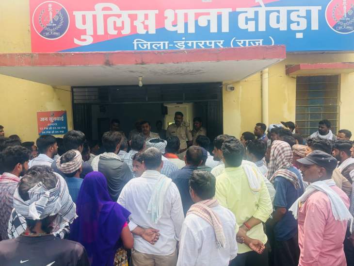 युवक की मौत के बाद गुस्साए परिजनों ने शुक्रवार को दोवड़ा थाने के बाहर विरोध जताया।