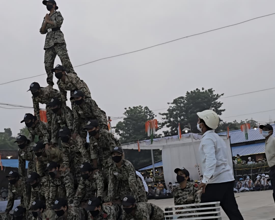 रंगारंग प्रस्तुती देते कलाकार