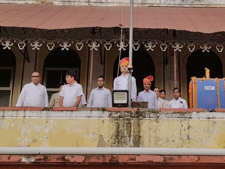 नगर निगम कार्यालय में कमिश्नर डॉ जितेंद्र नरूका ने ध्वजारोहण कर अच्छा ाकार्य करने वाले कर्मचारियों की तारीफ की। उनको सम्मानित किया।