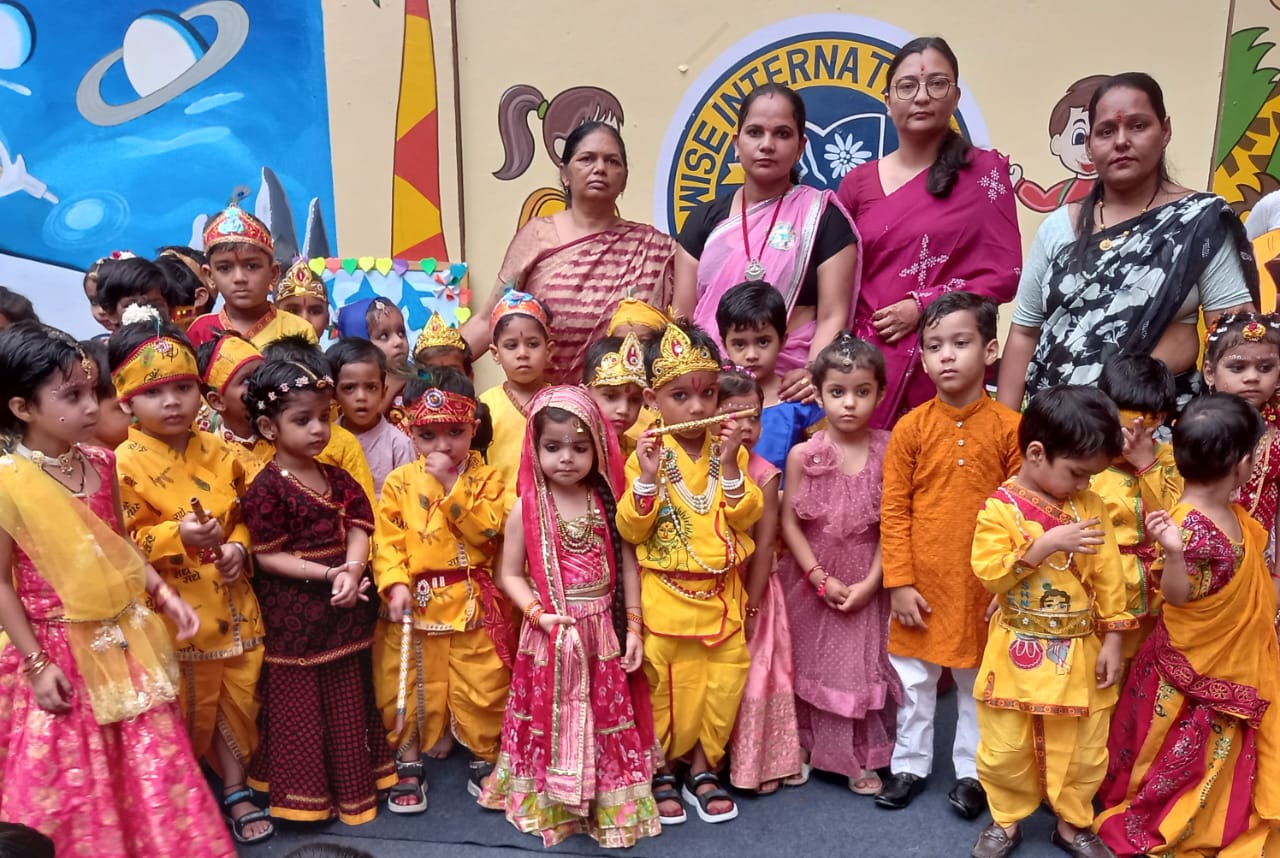कृष्ण जन्मोत्सव के उपलक्ष्य में विद्यार्थियों तथा शिक्षकों द्वारा रंगारंग कार्यक्रम का आयोजन किया।