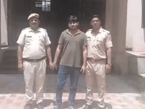 इसी मामले में पूर्व में गिरफ्तार आरोपी न्योला (मलसीसर) जिला झुंझनूं निवासी शाहिद खान (27) पुत्र मोहम्मद नोमान।