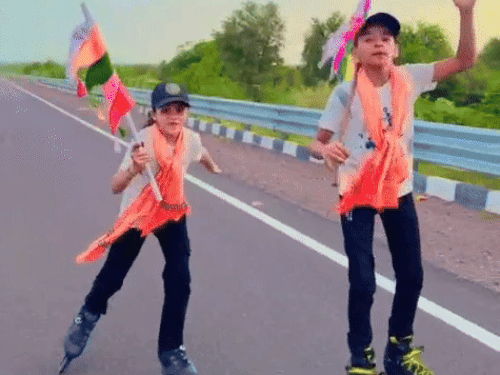 रामदेवरा दर्शन के लिए जाते हुए भाई-बहन।