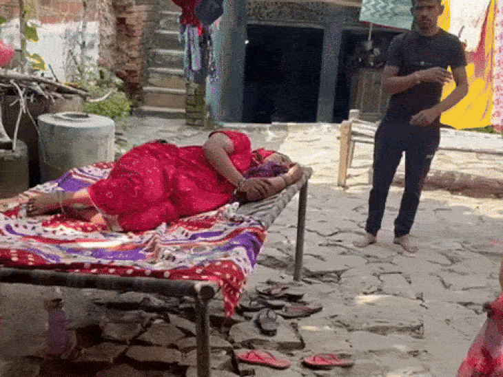 आंखों की रोशनी जाने के बाद मनीषा दिनभर पलंग पर लेटी रहती है।
