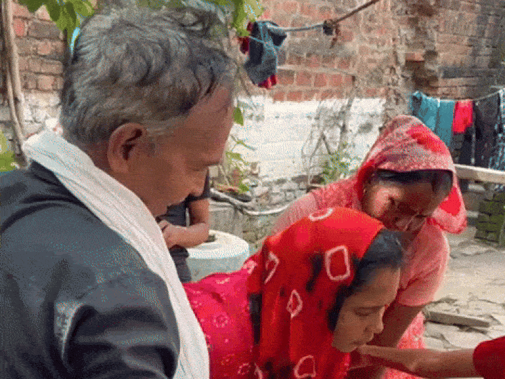 मनीषा को कहीं जाना होता है तो मां और बेटियां ही सहारा देती हैं।