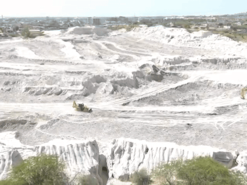 जालोर में ग्रेनाइट की स्लरी की पहाड़ कभी बहुत ऊंचे होते थे। अब ये सिमटते जा रहे हैं।