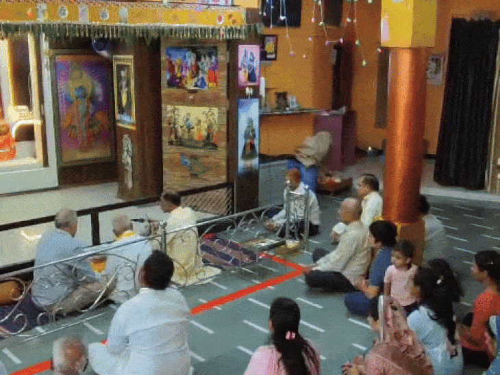 मंदिर में चलने वाले भजन-कीर्तन में पहुंचे श्रद्धालु।