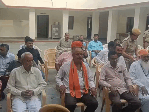 कोतवाली में आयोजित सीएलजी बैठक में मौजूद सदस्य।