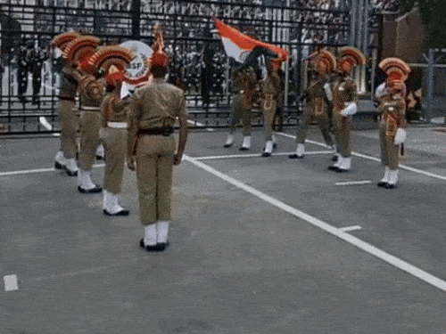 तिरंग्याच्या रंगांनी सजली अटारी बॉर्डर: रिट्रीट सेरेमनीत सैनिकांचा उत्साह दिसून आला; भारतीय गॅलरीत जमली गर्दी, हस्तांदोलन झाले नाही तिरंग्याच्या रंगांनी सजली अटारी बॉर्डर: रिट्रीट सेरेमनीत सैनिकांचा उत्साह दिसून आला; भारतीय गॅलरीत जमली गर्दी, हस्तांदोलन झाले नाही