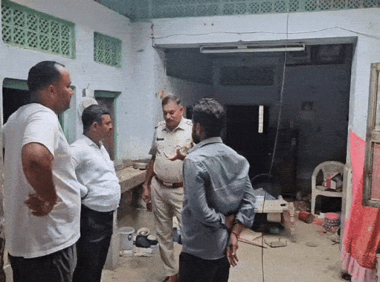 पुलिस ने मौके पर पहुंच कर चोरी स्थल को देखा।