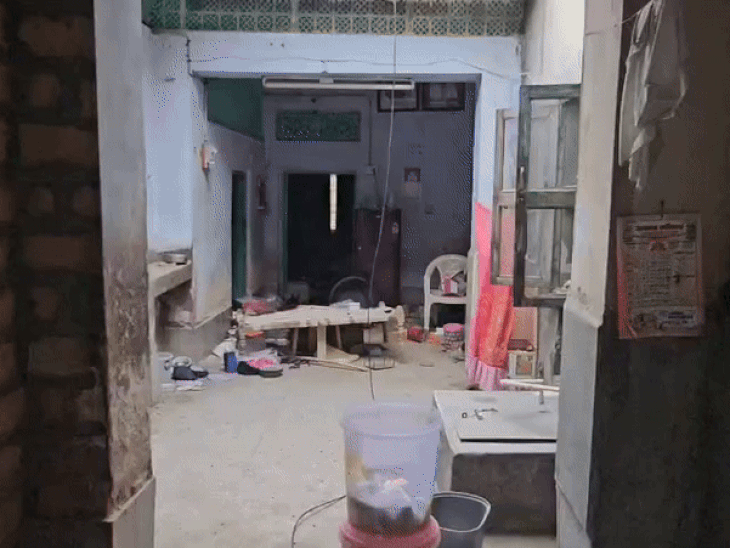 घर का सारा सामान बिखरा देख मकान मालिक के उड़े होश।