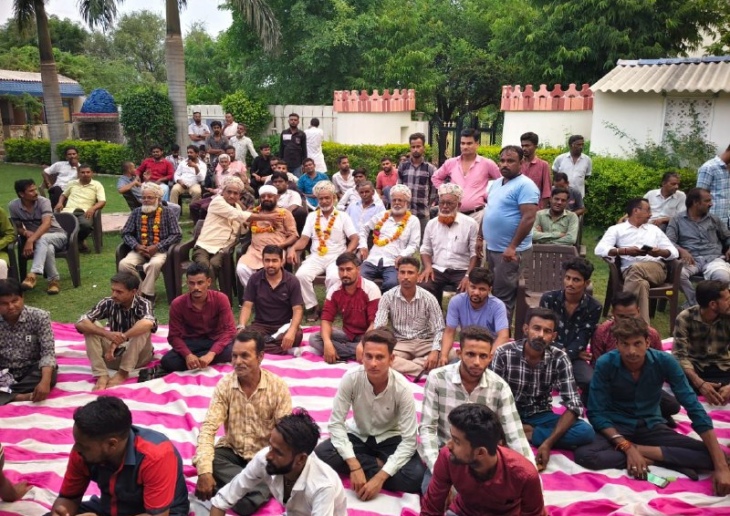 बैठक के दौरान मौजूद मैकेनिक।