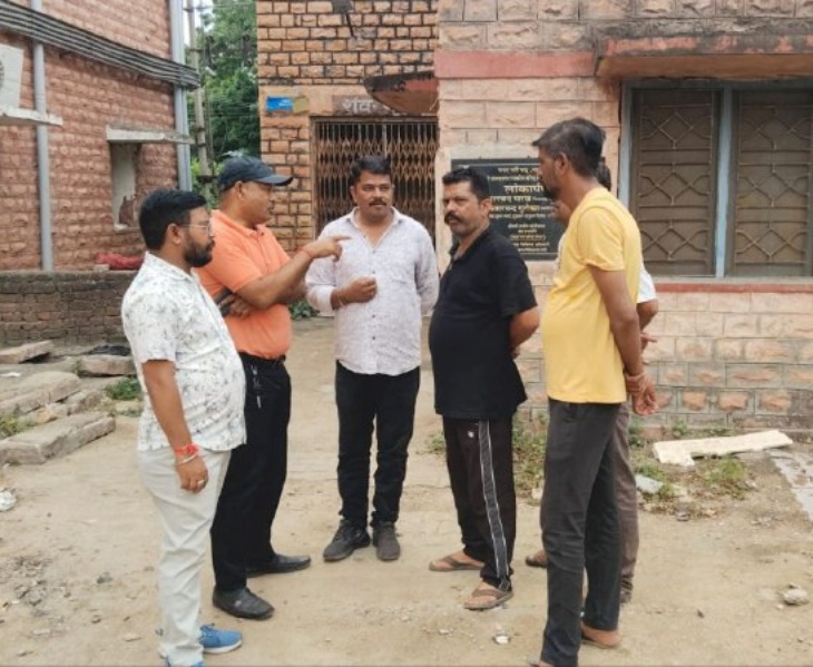 पाली के बांगड़ हॉस्पिटल की मॉर्च्युरी के बाहर शनिवार सुबह एकत्रित हुए मृतक के परिजन और परिचित।