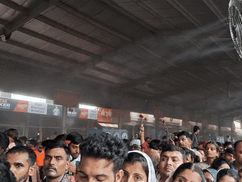 भक्तों को गर्मी-उमस से बचाने के लिए ठंडे पानी का छिड़काव किया जा रहा है।