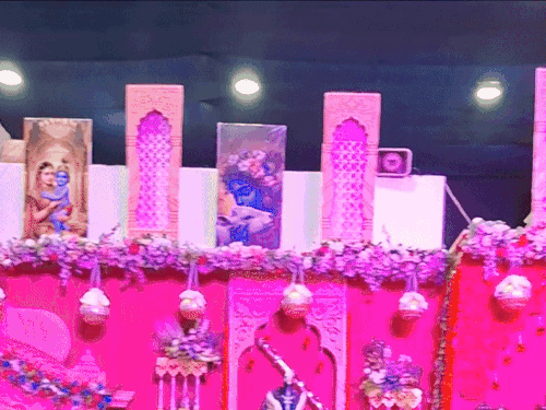 खाटूश्यामजी में वृंदावन के फूलों से मनमोहन सजावट की गई है, जो भक्तों को अपनी ओर आकर्षित कर रही है।