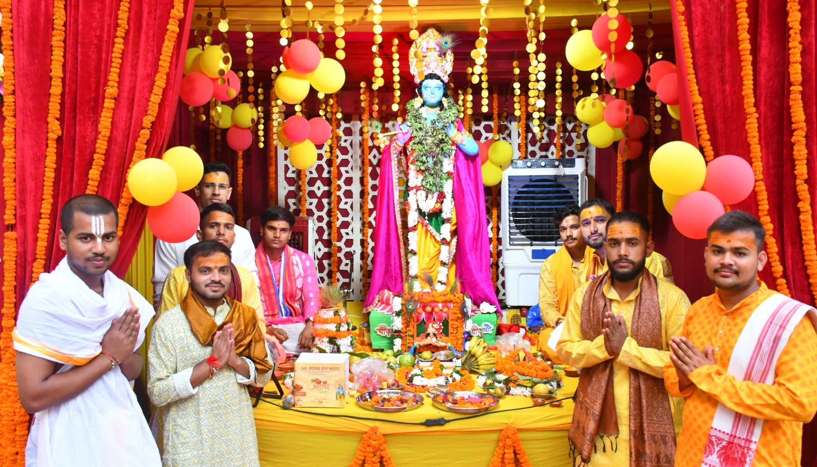 बीएचयू के छात्रों ने बालगोविंद का किया पूजना,लगा 56 प्रकार का भोग।