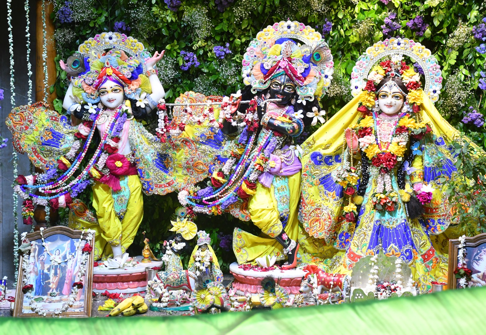 इस्कॉन मंदिर में हुआ गोविंद मोहन का भव्य श्रृंगार।