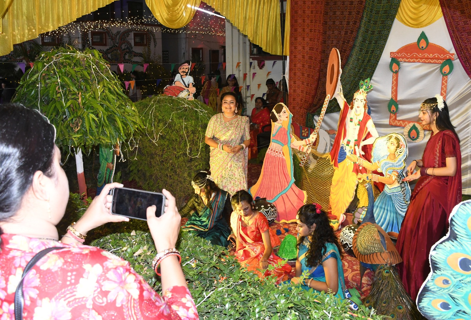 बीएचयू में झांकी देखने के लिए पहुंचे काशीवासी एवं विश्वविद्यालय के छात्र छात्राएं।
