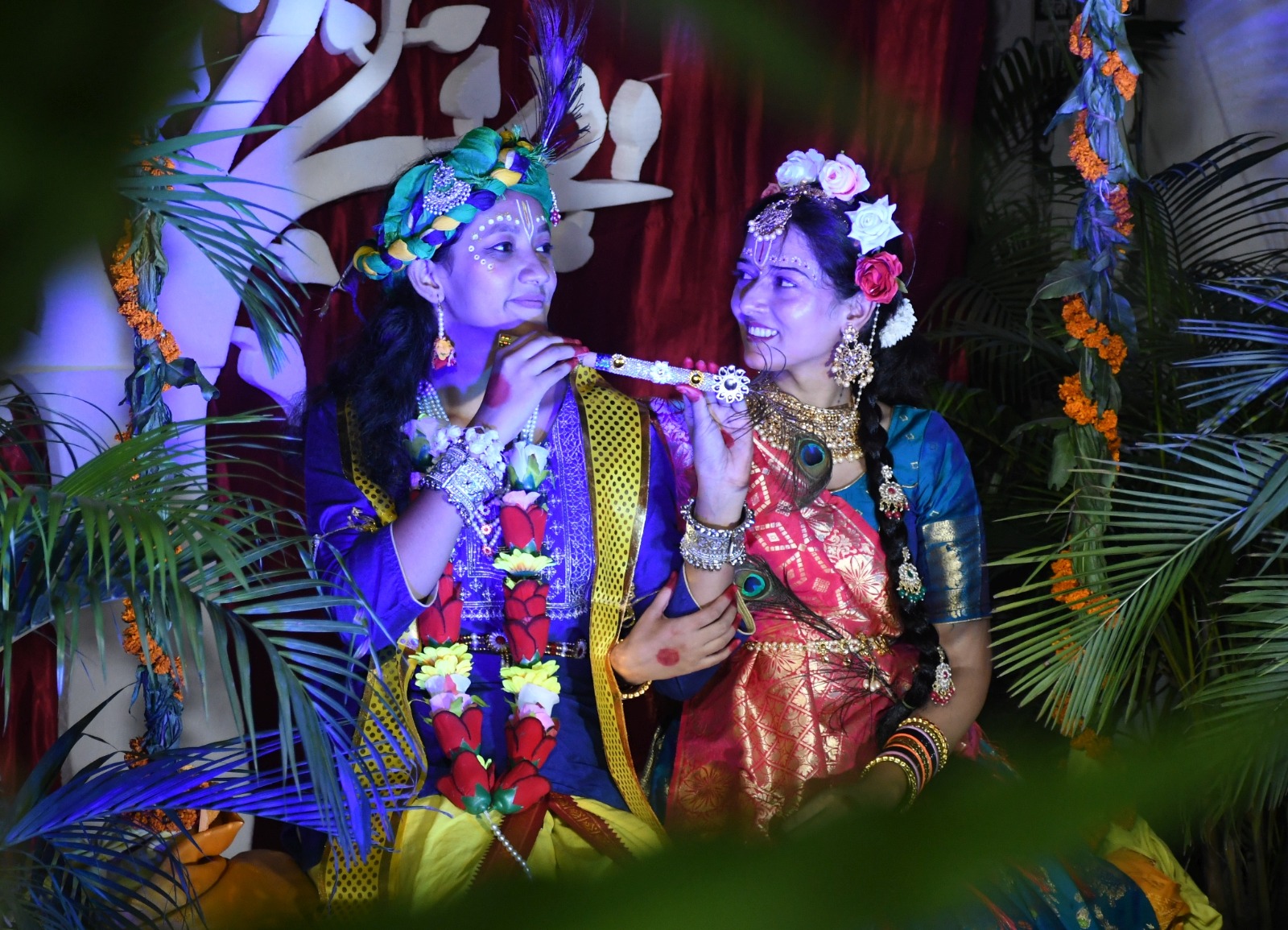 लड़कियों की दिखीं अद्भुत रासलीला।