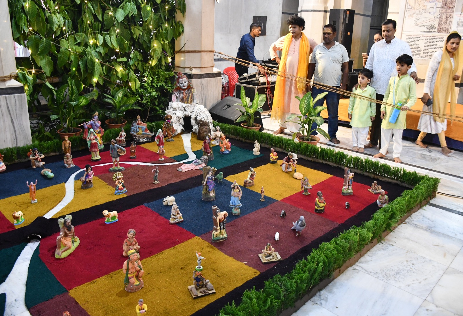 विश्वनाथ मंदिर में रंगोली के जरिए कृष्ण के विभिन्न स्वरूपों की मूर्ति लगाई गई।