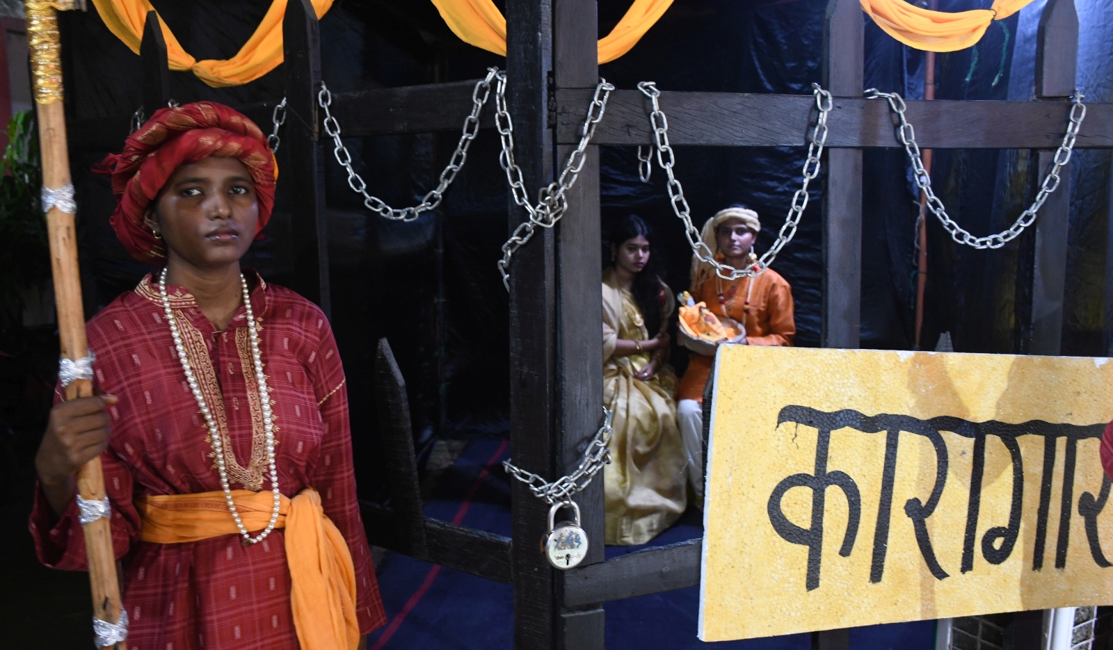 त्रिवेणी छात्रावास में कारागार झांकी तैयार की गई।