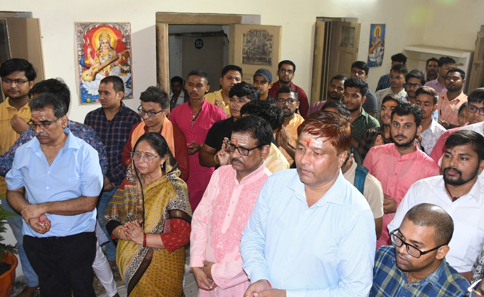 दर्शन के लिए श्रद्धालुओं की भीड़।