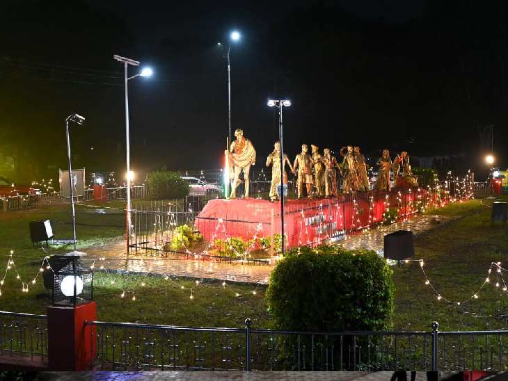 दांडी चौराहा पर राष्ट्रपिता महात्मा गांधी के साथ उनके साथियों की प्रतिमाएं कुछ यूं चमकती रहीं
