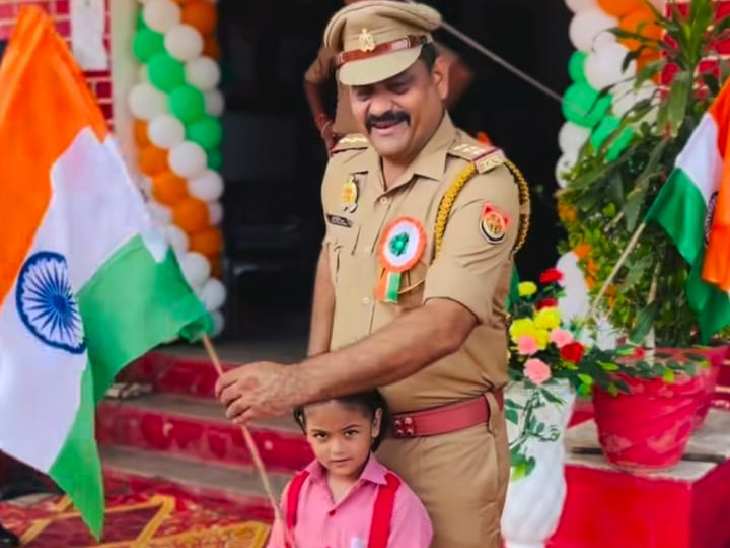 झांसी कोतवाली तिरंगा लेकर पहुंची नन्हीं बच्ची तो इंस्पेक्टर में उसके साथ बच्चे हो लिए