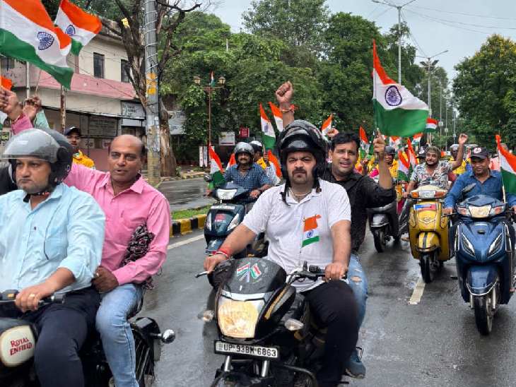 बाइक पर तिरंगा यात्रा निकालते युवा व व्यापारी