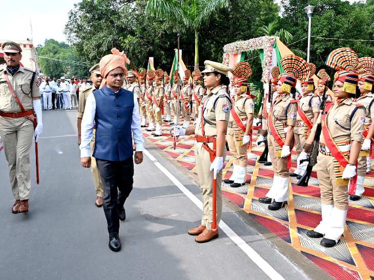 परेड का निरीक्षण करते डीआरएम दीपक कुमार सिन्हा