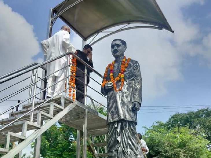 पंडित दीनदयाल उपाध्याय की प्रतिमा पर माल्यर्पण करने पहुंचे दर्जा प्राप्त राज्यमंत्री व डीएम