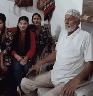 कर्नल सोफिया कुरेशी यांची चुलत बहीण शबाना आणि तिचे काका झाशीमध्ये राहतात.