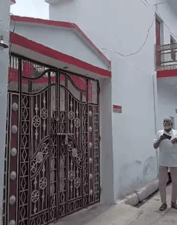 झाशीतील भट्टगाव येथील कर्नल सोफिया कुरेशी यांचे चुलत भाऊ बीएसएफ सब इन्स्पेक्टर इक्बाल कुरेशी यांचे घर.
