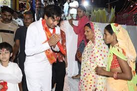 जयवर्धन सिंह ने पदयात्रा के दौरान लोगों से मुलाकात की थी।