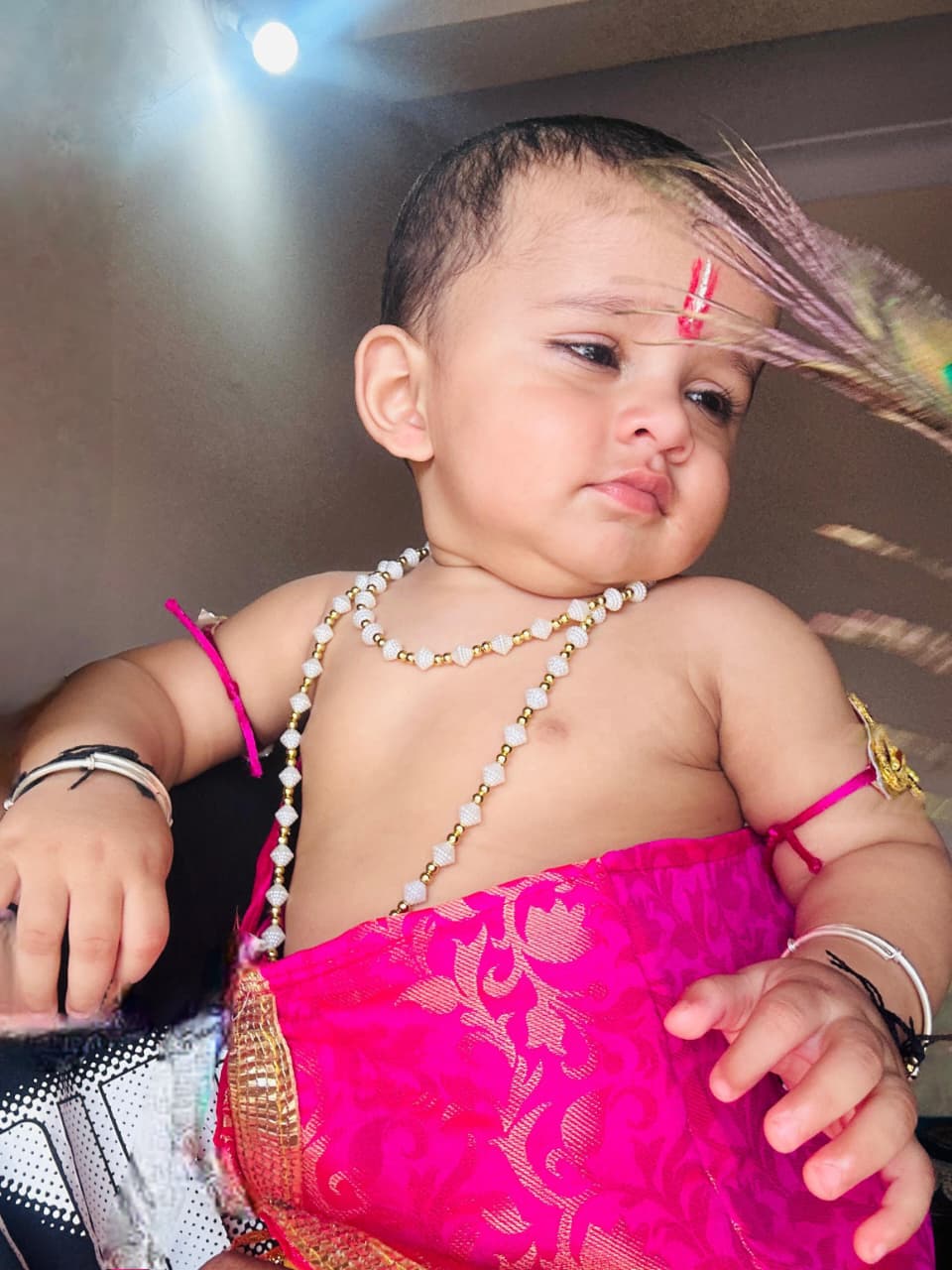 अद्वैत सिंह(9 माह) पुत्र रसना सिंह(SI), निशित सिंह सिकरवार।