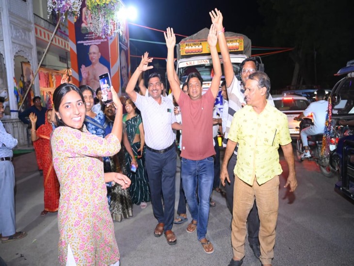 श्री सम्मेद शिखरजी तीर्थ वंदना के लिए 1150 श्रद्धालुओं की खाद्य सामग्री और साधु संतों के आहार आदि के सामान से भरे ट्रक को भी रवाना कर दिया है।