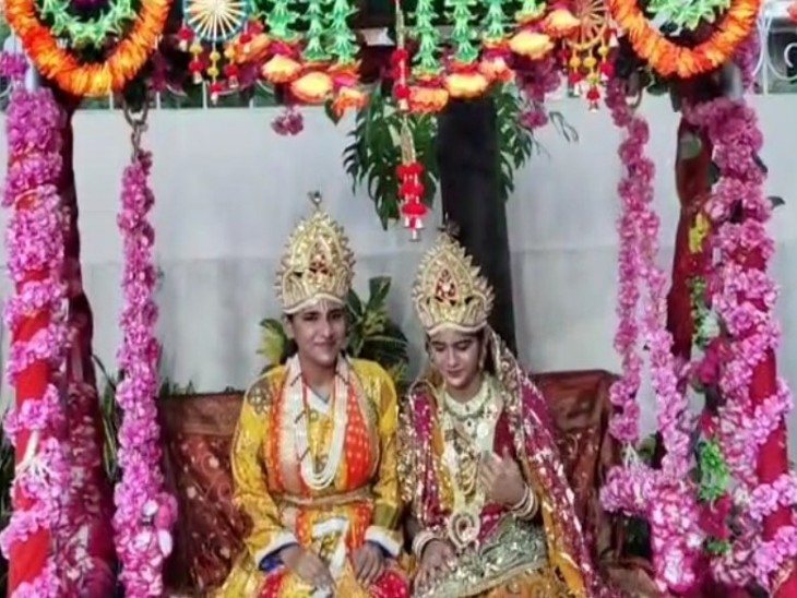 जन्माष्टमी के मौके पर सजी श्री कृष्ण-राधा की झांकी।