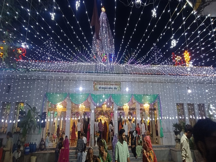 कृष्ण जन्मोत्सव के मौके पर जिला मुख्यालय पर रामकृष्ण मंदिर में की गई सजावट बेहद आकर्षक लग रही है । मंदिर में श्रद्धालुओं की भीड़ उमड़ रही है।