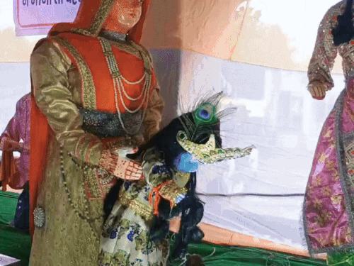 श्री कृष्ण और मां यशोदा की बेटी एकांग की अदला बदली करती हुई।