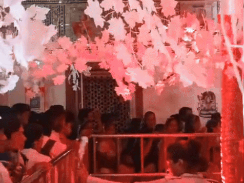 भक्तों की उमड़ी भीड़।