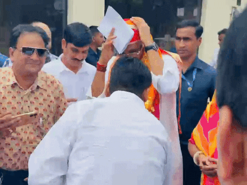 उदयपुर एयरपोर्ट पर पर्यटन मंत्री गजेंद्र सिंह शेखावत का स्वागत करते हुए चित्तौड़गढ़ विधायक चंद्रभान सिंह आक्या।