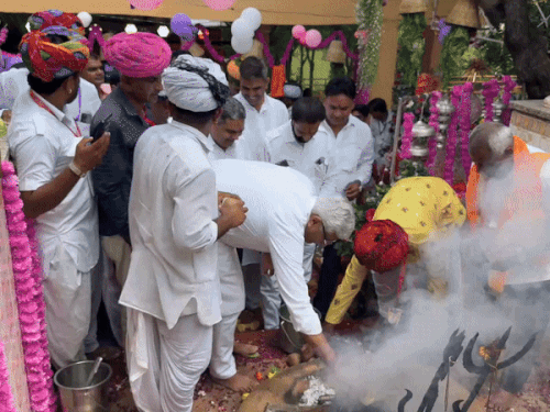 अनगढ़ बावजी के स्थान पर पूजा करते केंद्रीय मंत्री गजेंद्र सिंह शेखावत।