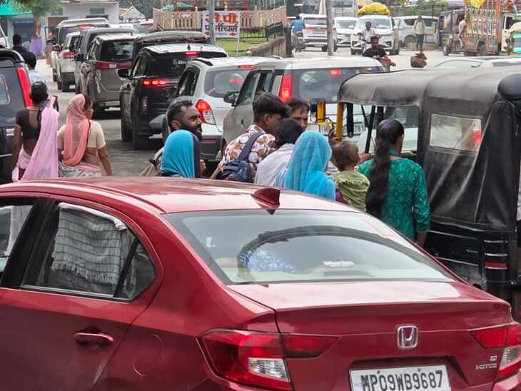 किले पर जाने के लिए लोगों की इतनी लंबी लाइन लगी कि नीचे किला रोड स्थित लाइब्रेरी तक गाड़ियों का जाम लग गया।