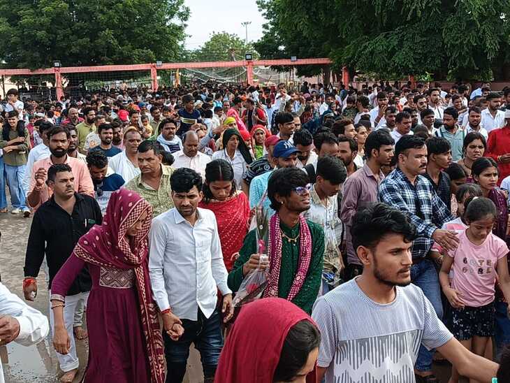 सुबह से ही भक्तों का सैलाब उमड़ पड़ा।