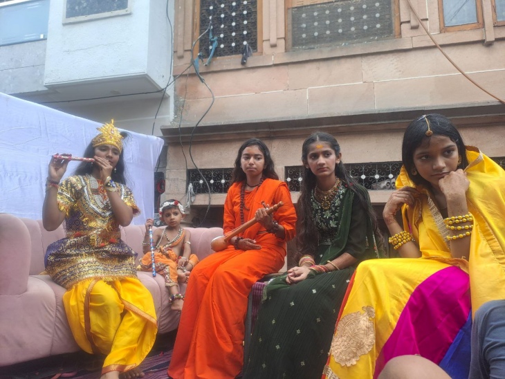 पाली में निकाली गई शोभायात्रा में शामिल झांकी।