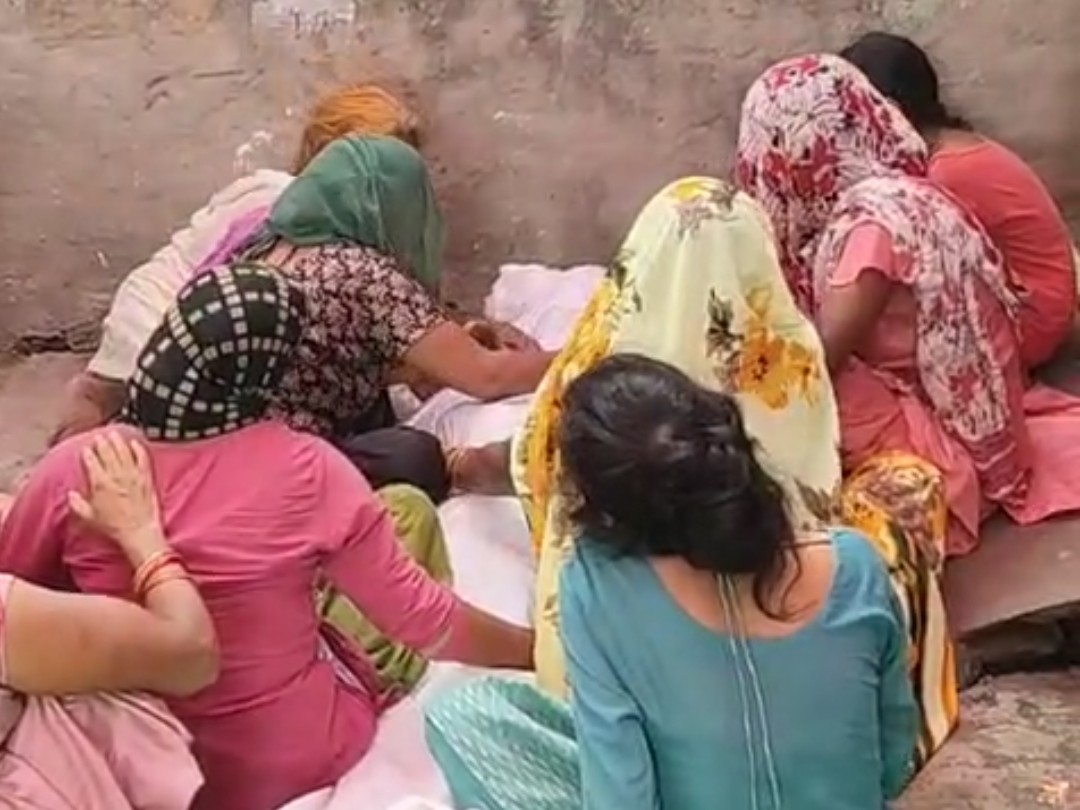 युवक की मौत के बाद गमगीन परिजन। - Dainik Bhaskar