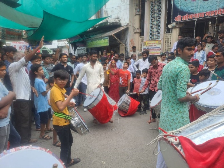 ढोल बजाकर युवाओं का जोश बढ़ाते हुए।