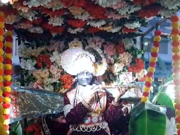 नाथद्वारा में रिसाला चौक से श्री कृष्ण की बाल लीलाओं से सुसज्जित झांकियों के साथ शोभायात्रा निकाली गई जो नगर भ्रमण कर वापस रिसाला चोक लोटी।