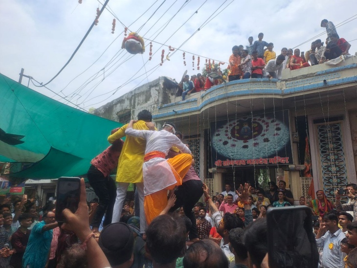 सोमनाथ मंदिर के बाहर दही हांडी फोड़ते हुए युवाओं की टीम।